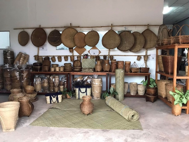 Paniers, plateaux et nattes exposés dans la boutique.