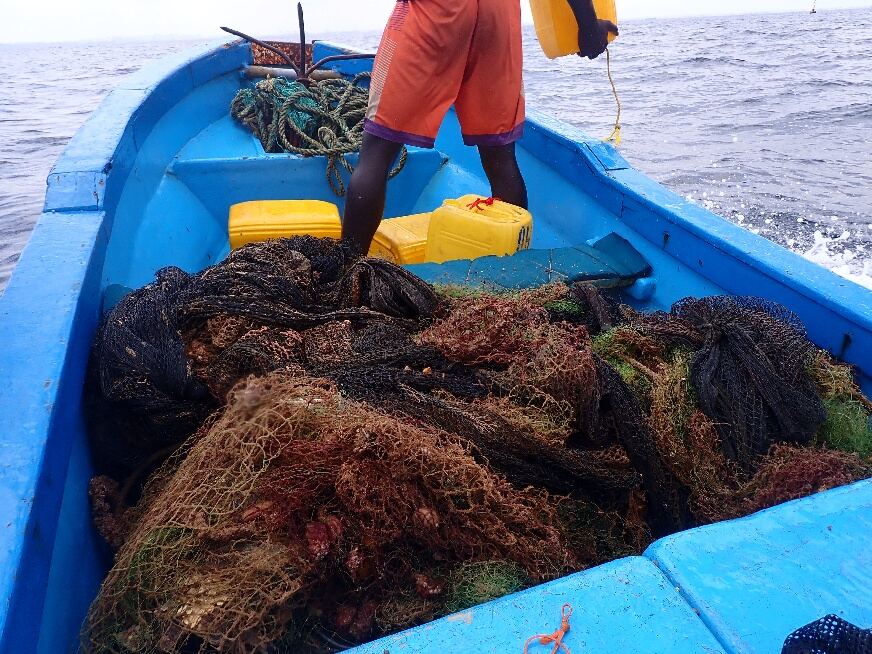 Une pirogue chargée de filets remontés des fonds marins.